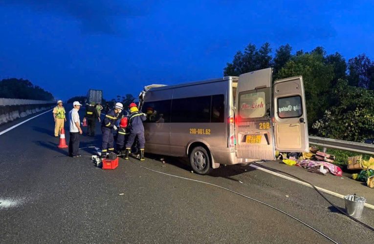 TN xe 16 chỗ cao tốc qua đoạn Tam Xuân, Núi Thành, Quảng Nam. Đã có 3 ng tv tại chỗ, 10 bị thuơg nặn