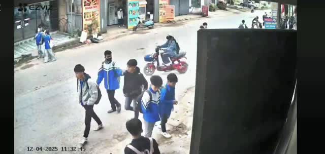 Tại khu vực Trường THPT Vân Nham (Hữu Lũng, Lạng Sơn), một nữ sinh trên đường đi học về đã va chạm v